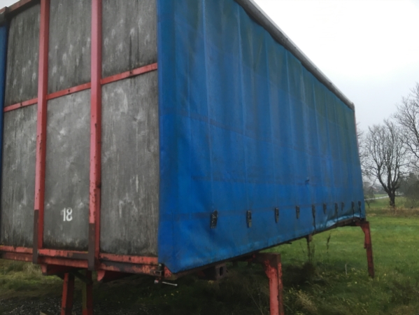 7150 mm veksellad med gardinsider med små bagdøre 7150 mm veksellad med gardinsider med små bagdøre